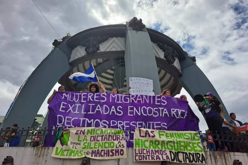 Protesta del exilio nicaragüense en Costa Rica. Las pancartas dicen: "Mujeres migrantes exiliadas en Costa Rica decimos presentes" y "En Nicaragua la dictadura impone el silencio a las víctimas del machismo" "Las feministas nicaragüenses luchamos contra la dictadura"